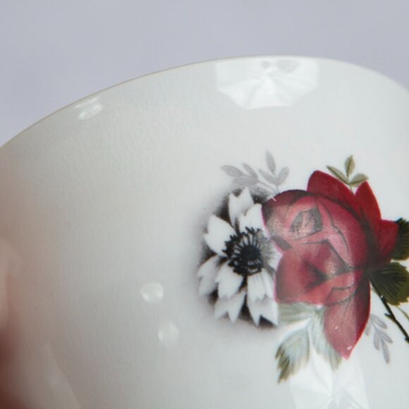 Vintage Queen Anne Bone China Cup and Saucer Pattern No. 8429 Made in En… - Picture 11 of 14